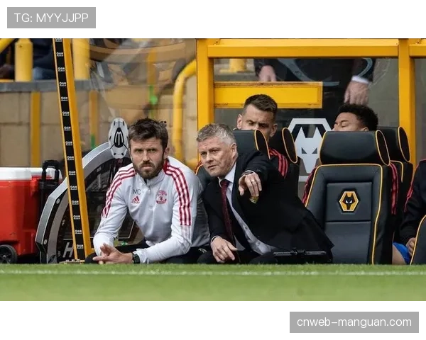 曼联球迷客场高歌助威，卡里克冷静指挥获赞