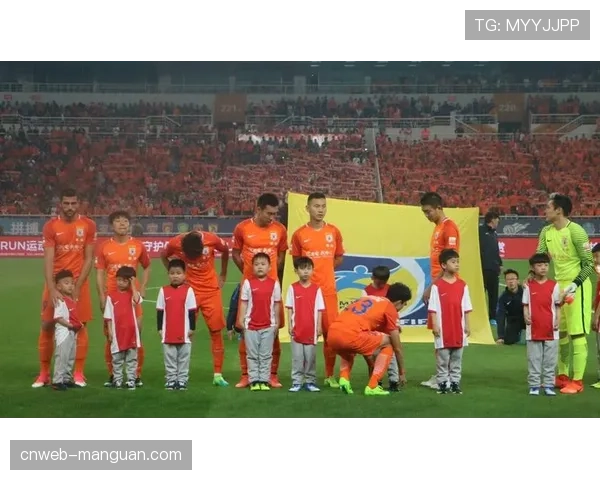 暖心一幕：小球童为跌倒的球员系鞋带，获全场掌声