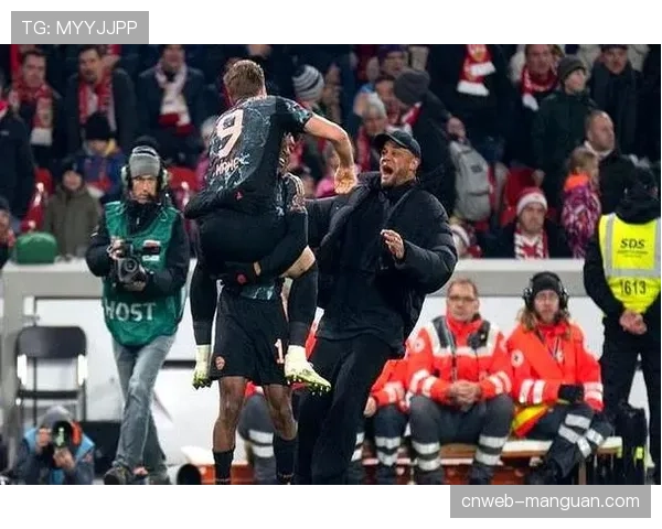 拜仁夺冠后球员与球迷庆祝，孔帕尼强调一切还没结束